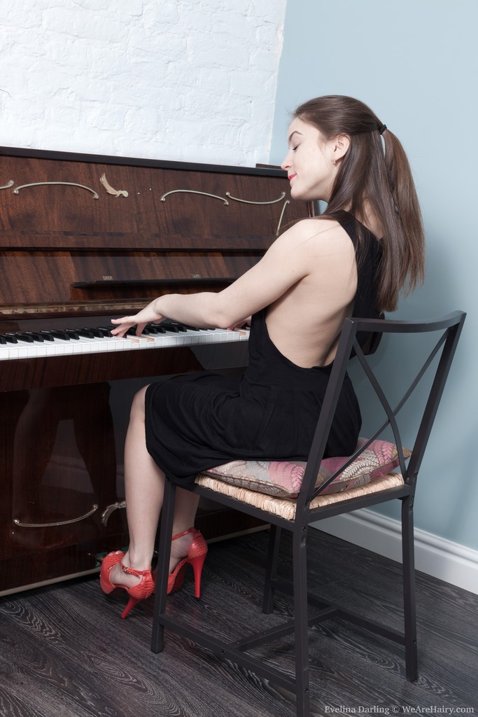Волосатая русская пианистка кончает от дрочки на стуле 